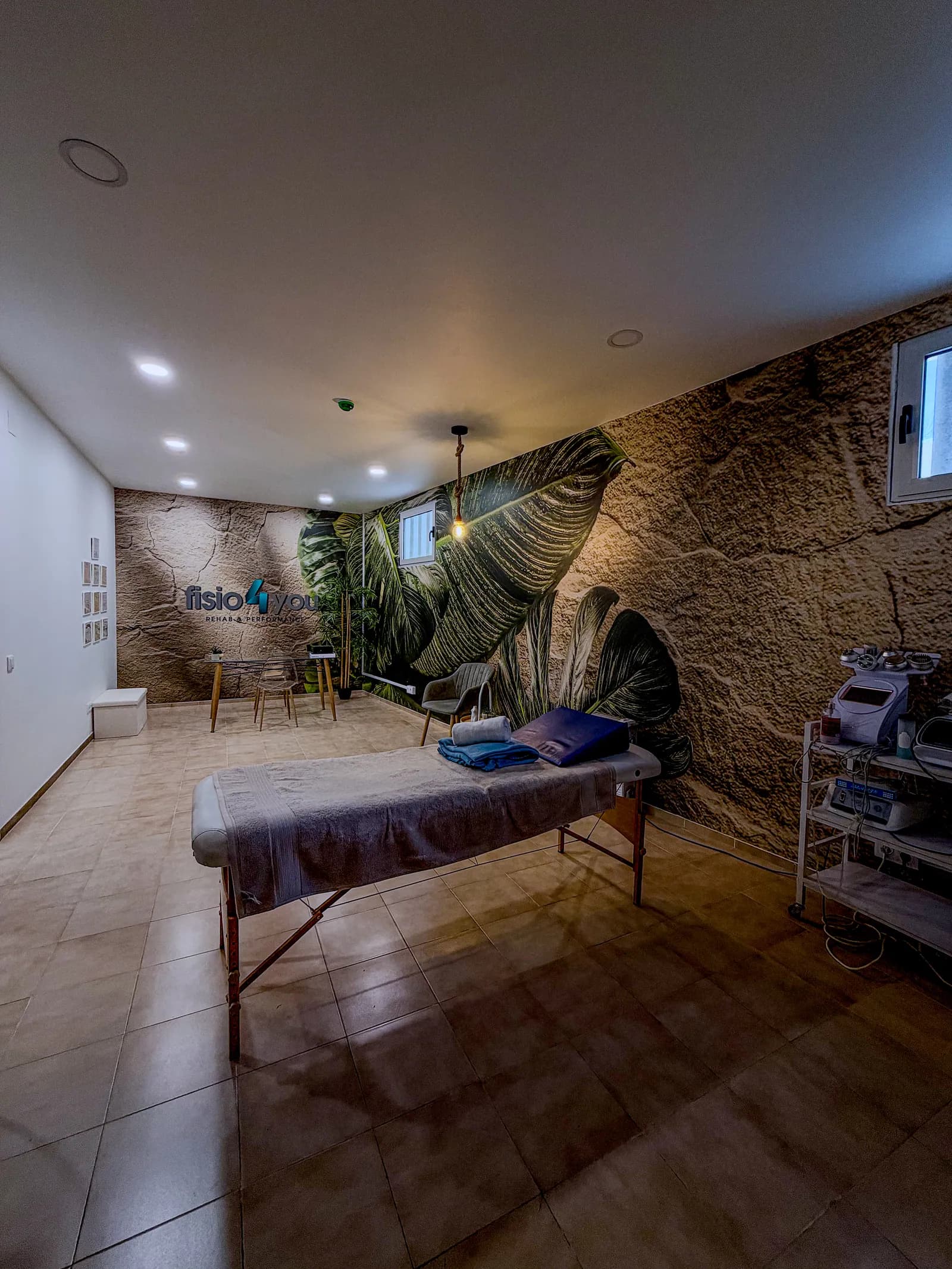 Sala de avaliação e tratamento, com marquesa e equipamento