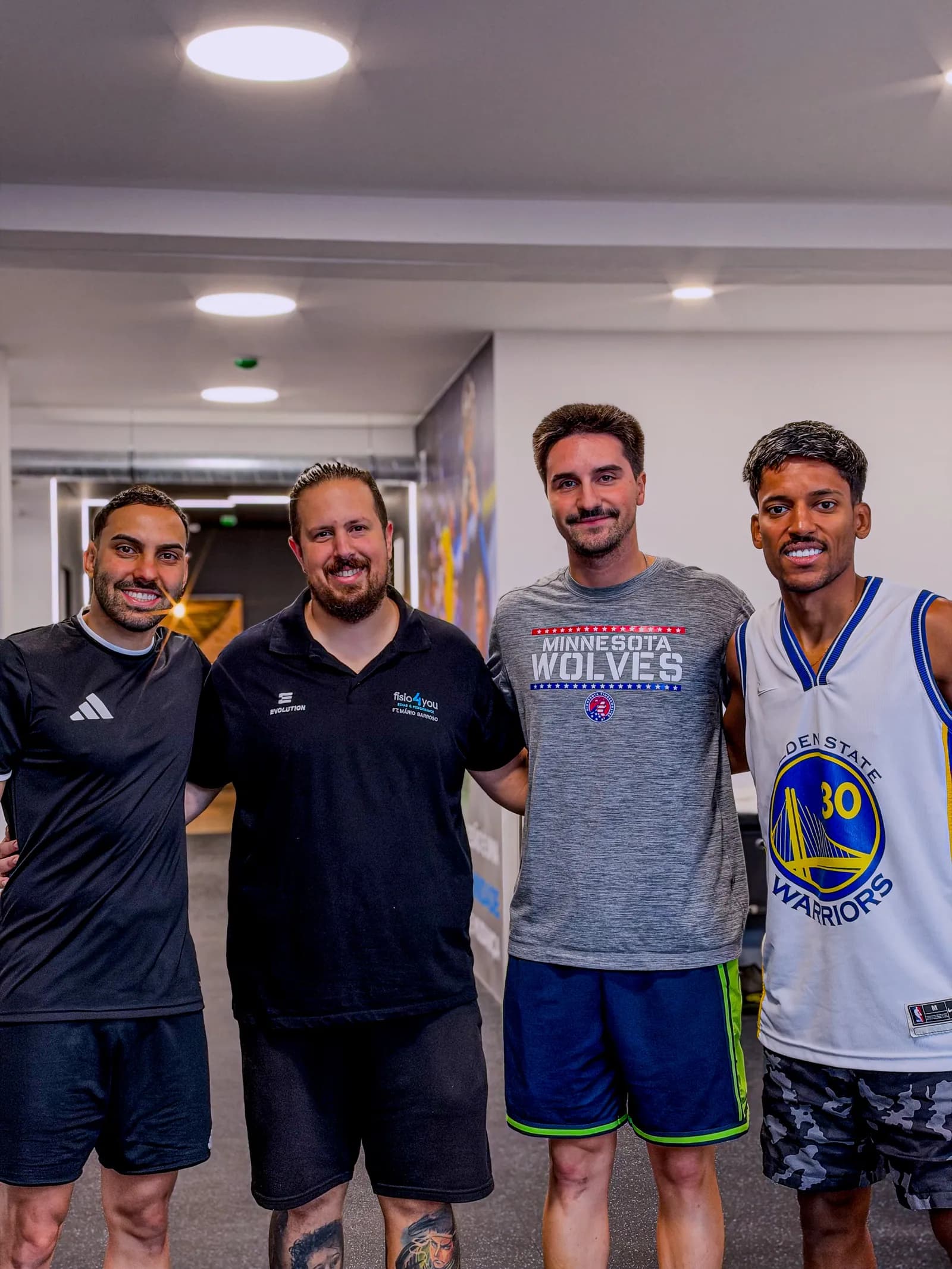 Mário Barroso com três atletas no ginásio da Fisio4you