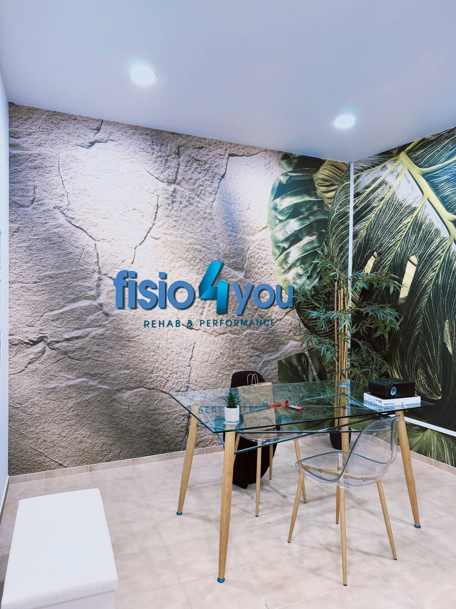 Sala da Fisio4you com o logótipo na parede